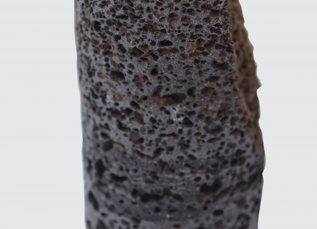 Basalto (gradación de vacuolas). Roca efusiva. Volcán de La Corona, Lanzarote. 