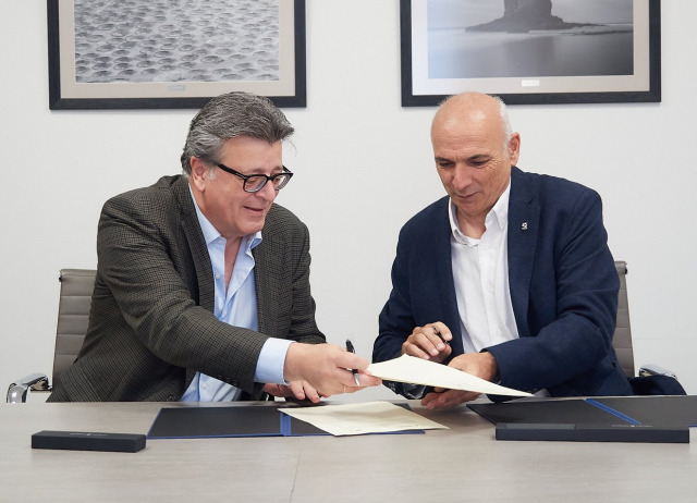José Carlos Acha y Manuel Nogales firman el acuerdo de colaboracion Museos de Tenerife - CSIC