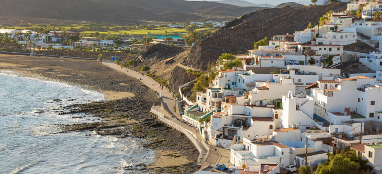 Desarrollo urbanístico junto a una playa de Fuerteventura